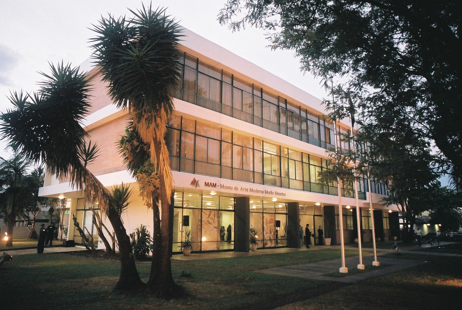 Foto da fachada do Museu de Arte Murilo Mendes.