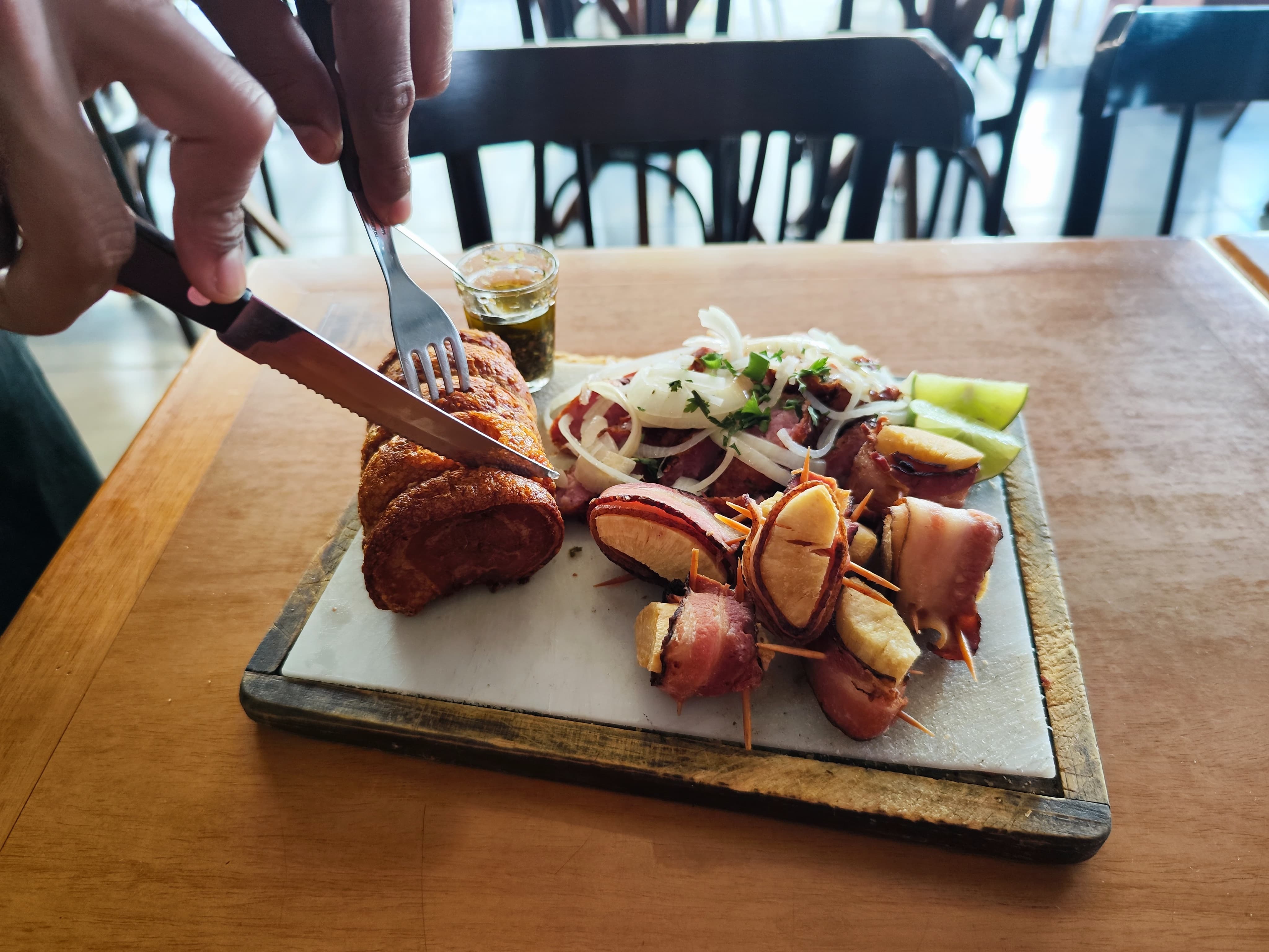 Rocambole de torresmo do Totonho