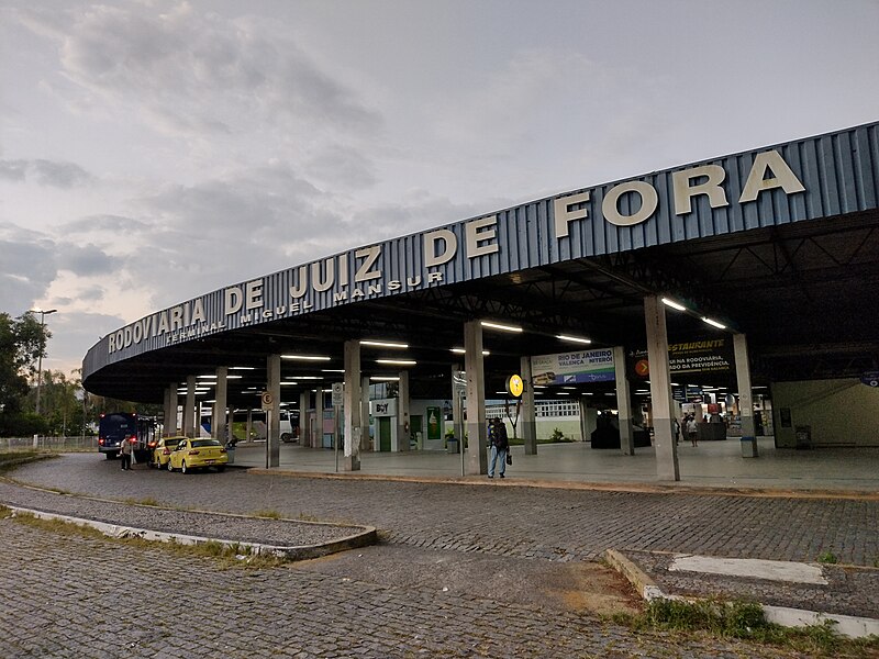 Imagem da fachada do terminal rodoviário Miguel Mansur em Juiz de Fora.